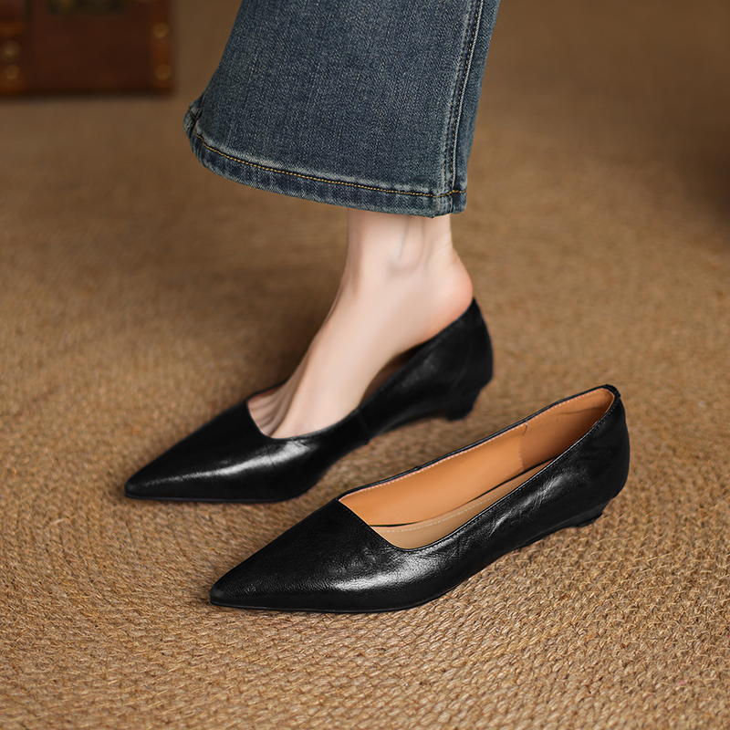 Genuine Leather Low-Heeled Pointed Toe Work Shoes for Women - Elegant Commuting Style, Italian Design, Perfect for Office and Daily Wear Genuine Leather Low-Heeled Pointed Toe Work Shoes for Women - Elegant Commuting Style, Italian Design, Perfect for Office and Daily Wear