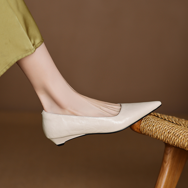 Genuine Leather Low-Heeled Pointed Toe Work Shoes for Women - Elegant Commuting Style, Italian Design, Perfect for Office and Daily Wear Genuine Leather Low-Heeled Pointed Toe Work Shoes for Women - Elegant Commuting Style, Italian Design, Perfect for Office and Daily Wear