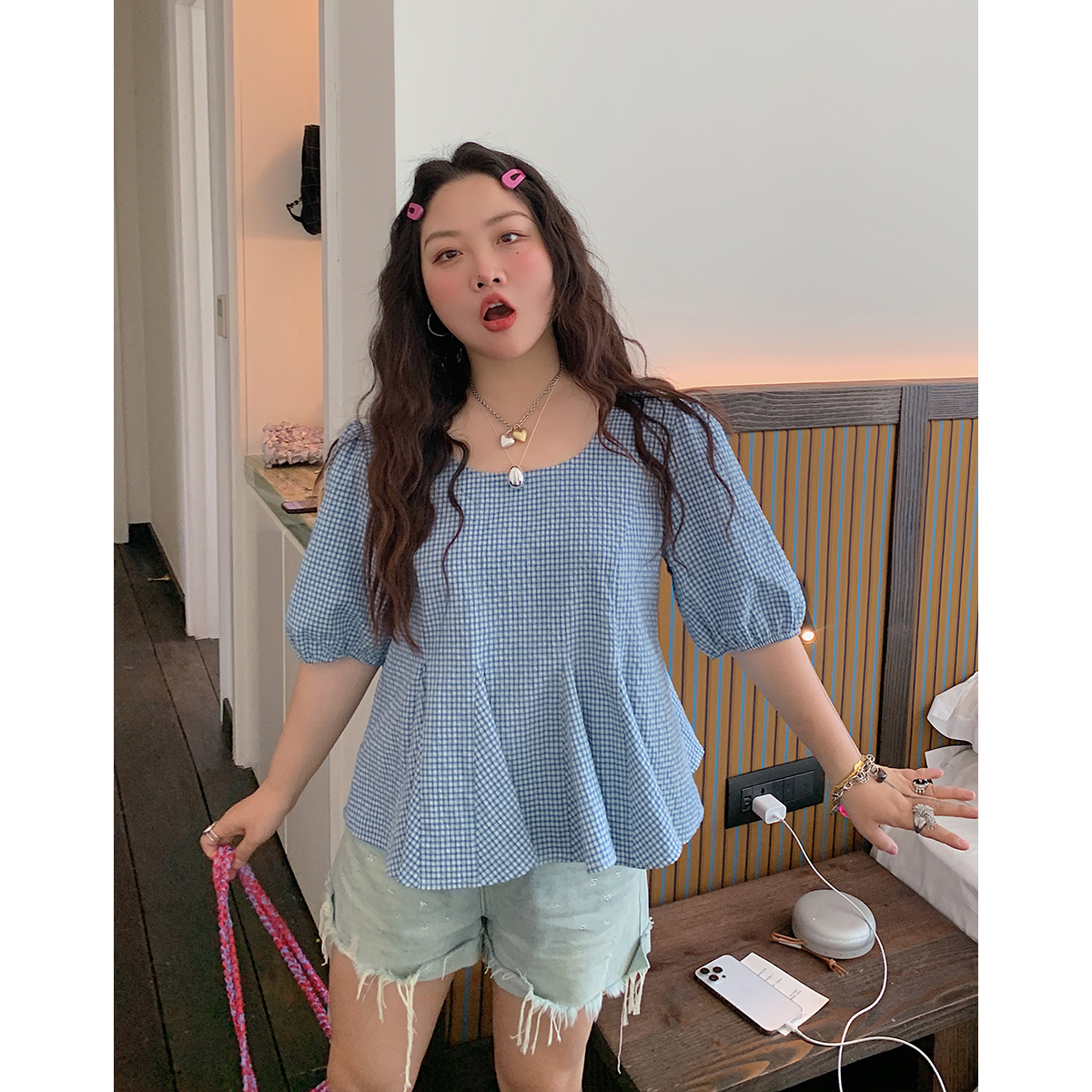 Gold Plaid Waist-Cinching Short Sleeve Shirt for Women - Summer 2025 Light Luxury Chic Top, Perfect for Y2K and Korean Style Fashion. Gold Plaid Waist-Cinching Short Sleeve Shirt for Women - Summer 2025 Light Luxury Chic Top, Perfect for Y2K and Korean Style Fashion.