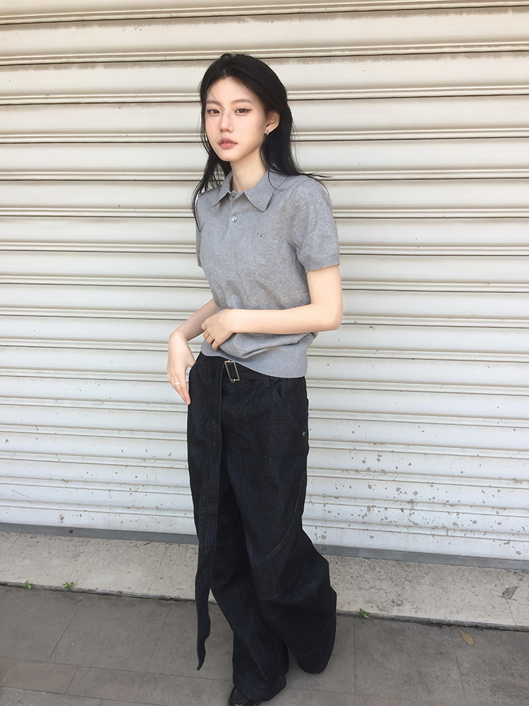 Gray Knitted Short-Sleeve Women's Polo T-Shirt - College Style Slim Fit Summer Top for Versatile Casual Looks Gray Knitted Short-Sleeve Women's Polo T-Shirt - College Style Slim Fit Summer Top for Versatile Casual Looks