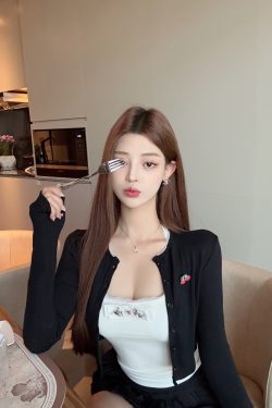 Halter Neck Slim Fit Vest Top with Built-In Chest Pad - Stylish Heavy-Duty Design for a Chic Look