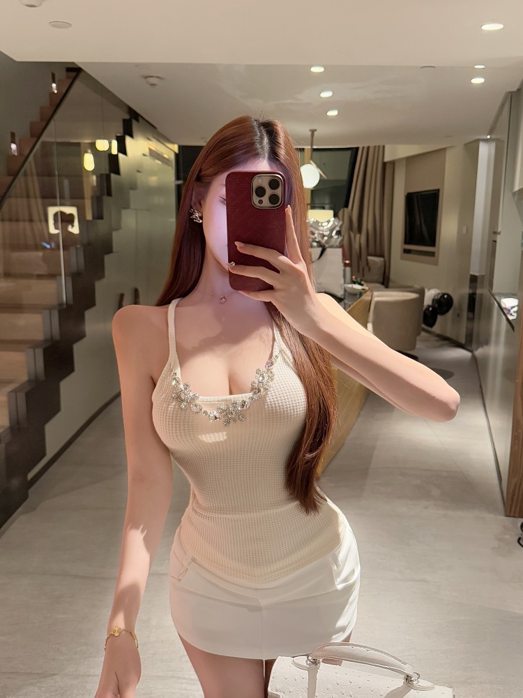 Halter Strap Slim Fit Tank Top with Detachable Brooch - Chic Pure Desire Style for Effortless Elegance Halter Strap Slim Fit Tank Top with Detachable Brooch - Chic Pure Desire Style for Effortless Elegance