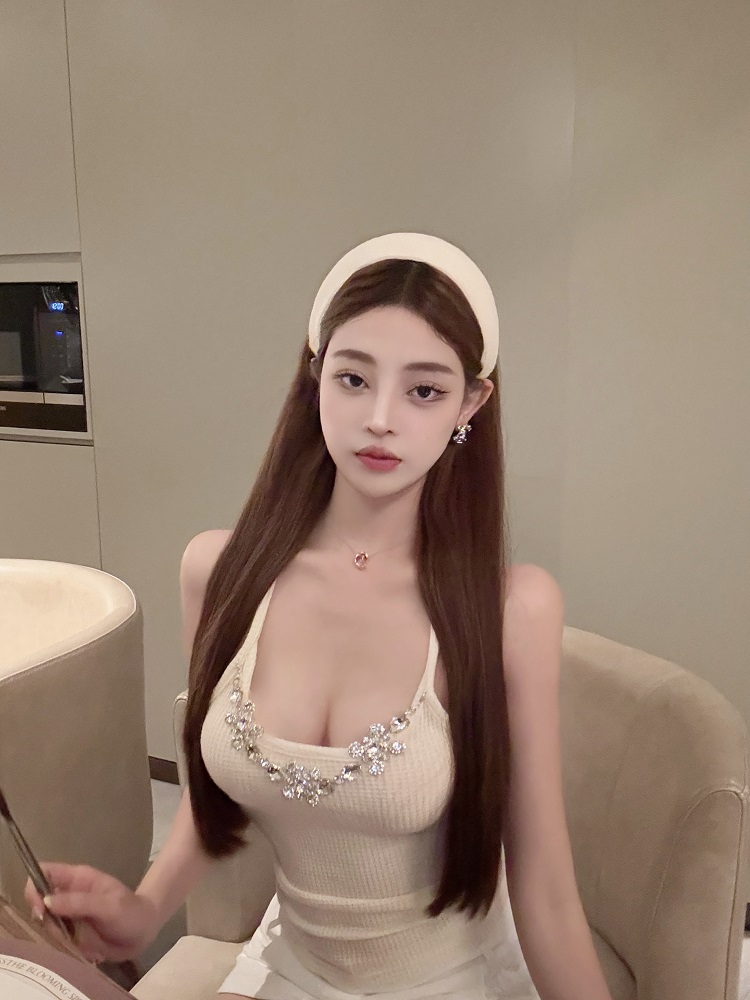 Halter Strap Slim Fit Tank Top with Detachable Brooch - Chic Pure Desire Style for Effortless Elegance Halter Strap Slim Fit Tank Top with Detachable Brooch - Chic Pure Desire Style for Effortless Elegance