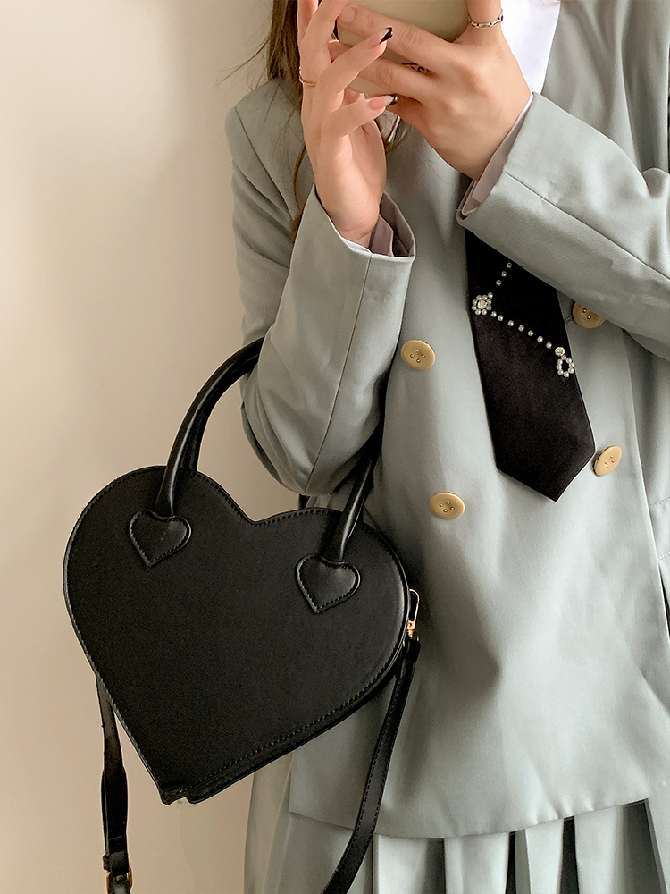 Heart-Shaped Black Crossbody Bag for Women, Retro Minimalist Tote Handbag, 2023 Trendy Design Heart-Shaped Black Crossbody Bag for Women, Retro Minimalist Tote Handbag, 2023 Trendy Design