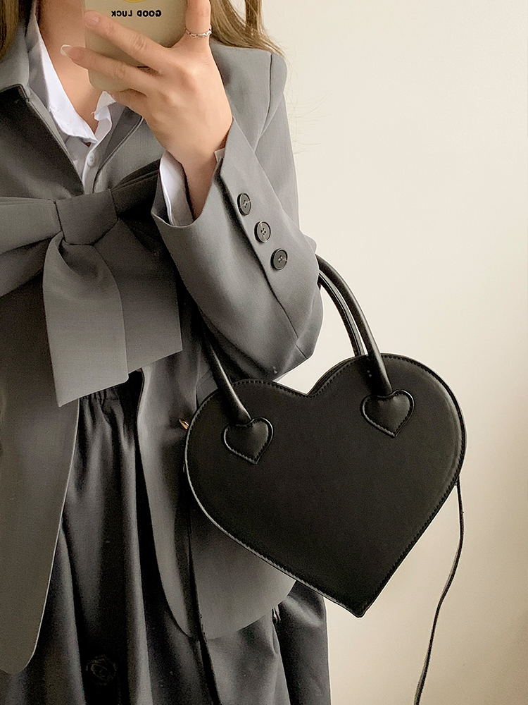 Heart-Shaped Black Crossbody Bag for Women, Retro Minimalist Tote Handbag, 2023 Trendy Design Heart-Shaped Black Crossbody Bag for Women, Retro Minimalist Tote Handbag, 2023 Trendy Design