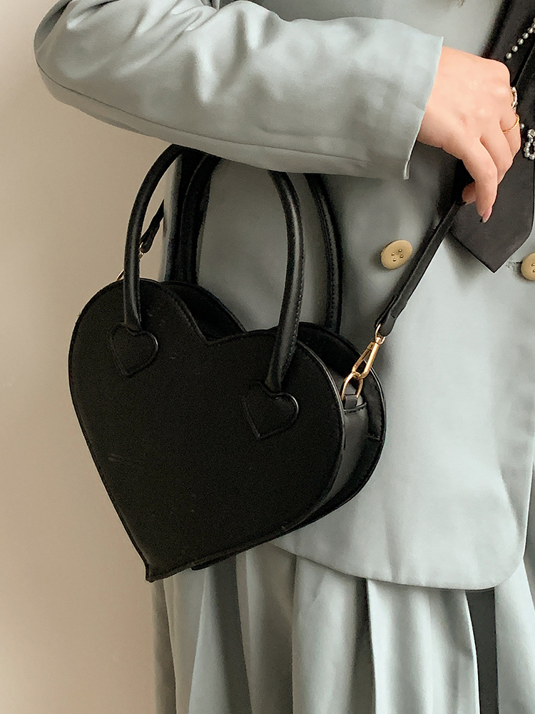 Heart-Shaped Black Crossbody Bag for Women, Retro Minimalist Tote Handbag, 2023 Trendy Design Heart-Shaped Black Crossbody Bag for Women, Retro Minimalist Tote Handbag, 2023 Trendy Design