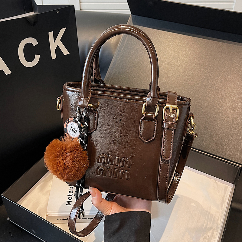 High-End Letter Design Water Bucket Tote Bag for Women - Niche Shoulder Crossbody Bag, 2025 Vegetable Basket Style High-End Letter Design Water Bucket Tote Bag for Women - Niche Shoulder Crossbody Bag, 2025 Vegetable Basket Style