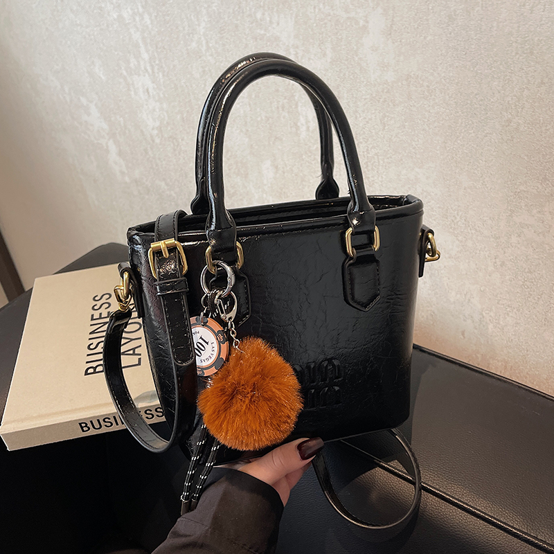 High-End Letter Design Water Bucket Tote Bag for Women - Niche Shoulder Crossbody Bag, 2025 Vegetable Basket Style High-End Letter Design Water Bucket Tote Bag for Women - Niche Shoulder Crossbody Bag, 2025 Vegetable Basket Style