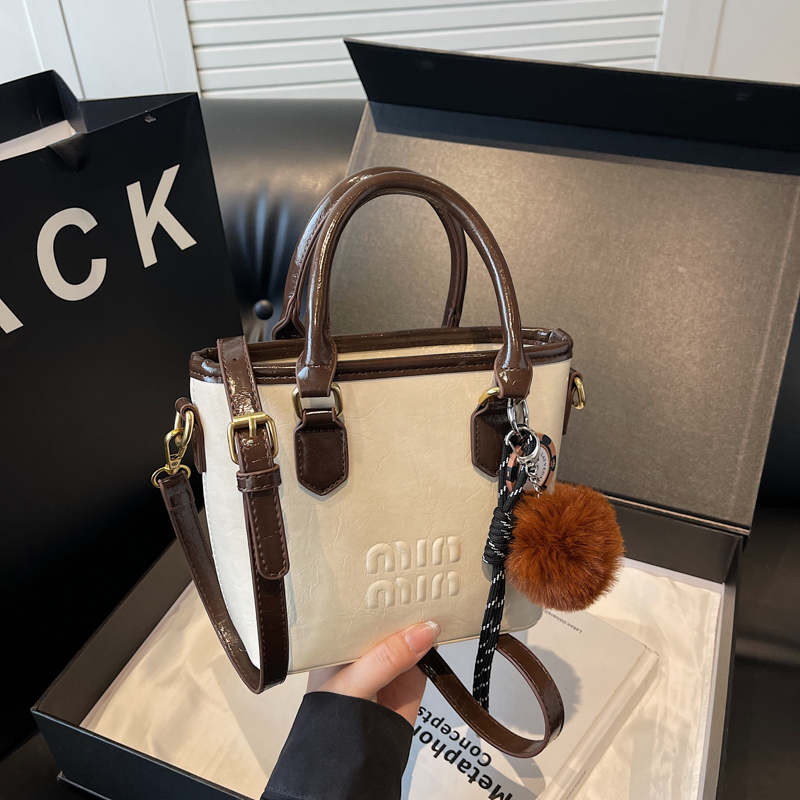 High-End Letter Design Water Bucket Tote Bag for Women - Niche Shoulder Crossbody Bag, 2025 Vegetable Basket Style High-End Letter Design Water Bucket Tote Bag for Women - Niche Shoulder Crossbody Bag, 2025 Vegetable Basket Style