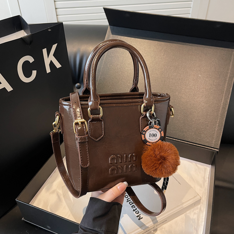 High-End Letter Design Water Bucket Tote Bag for Women - Niche Shoulder Crossbody Bag, 2025 Vegetable Basket Style High-End Letter Design Water Bucket Tote Bag for Women - Niche Shoulder Crossbody Bag, 2025 Vegetable Basket Style