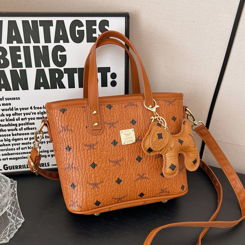 High-End Versatile Tote Bucket Bag - Trendy 2025 Shoulder Crossbody Design for Class and Commuting High-End Versatile Tote Bucket Bag - Trendy 2025 Shoulder Crossbody Design for Class and Commuting