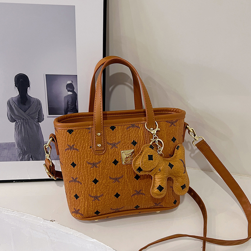 High-End Versatile Tote Bucket Bag - Trendy 2025 Shoulder Crossbody Design for Class and Commuting High-End Versatile Tote Bucket Bag - Trendy 2025 Shoulder Crossbody Design for Class and Commuting