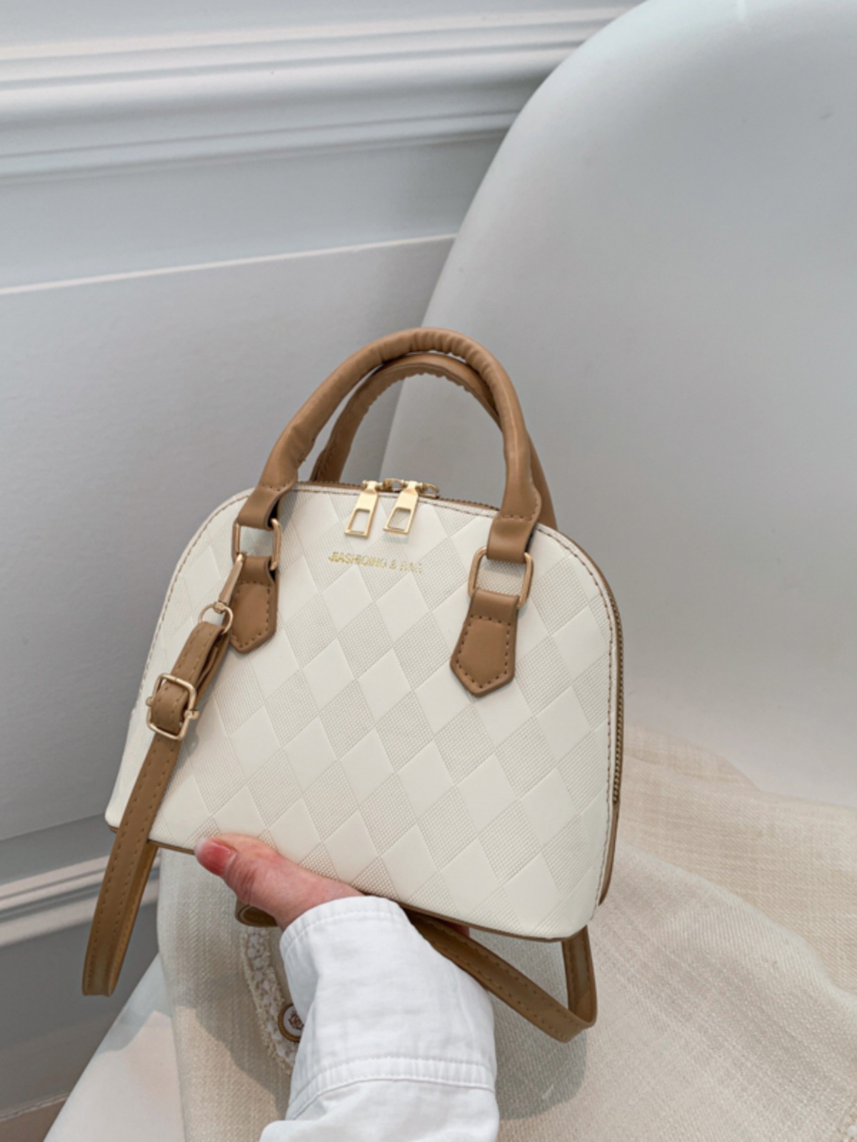 High-End Women's Textured Crossbody Bag - Versatile Retro Commuting Handbag in Niche Shell Design, Trendy 2025 Style High-End Women's Textured Crossbody Bag - Versatile Retro Commuting Handbag in Niche Shell Design, Trendy 2025 Style