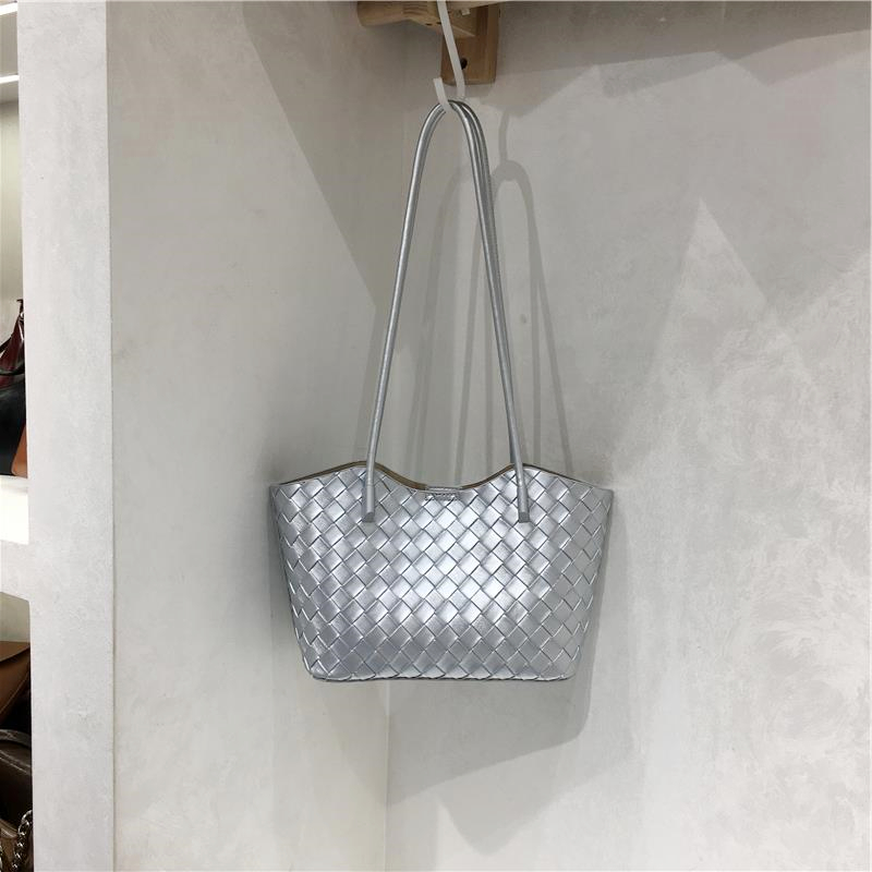 High-End Woven Textured Soft Leather Commuter Shoulder Tote Bag - Versatile Niche Design for Effortless Style High-End Woven Textured Soft Leather Commuter Shoulder Tote Bag - Versatile Niche Design for Effortless Style