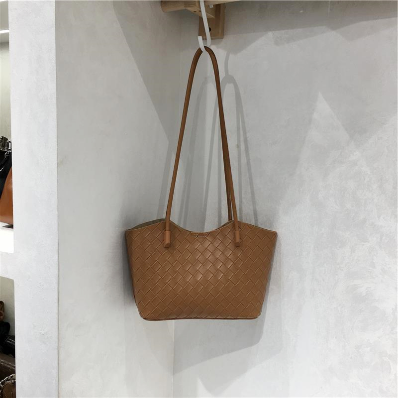 High-End Woven Textured Soft Leather Commuter Shoulder Tote Bag - Versatile Niche Design for Effortless Style High-End Woven Textured Soft Leather Commuter Shoulder Tote Bag - Versatile Niche Design for Effortless Style