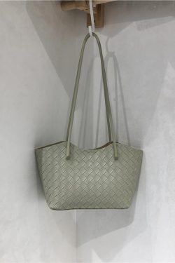 High-End Woven Textured Soft Leather Commuter Shoulder Tote Bag - Versatile Niche Design for Effortless Style