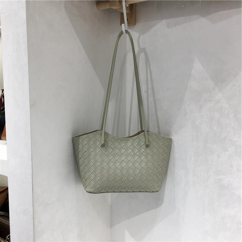 High-End Woven Textured Soft Leather Commuter Shoulder Tote Bag - Versatile Niche Design for Effortless Style High-End Woven Textured Soft Leather Commuter Shoulder Tote Bag - Versatile Niche Design for Effortless Style