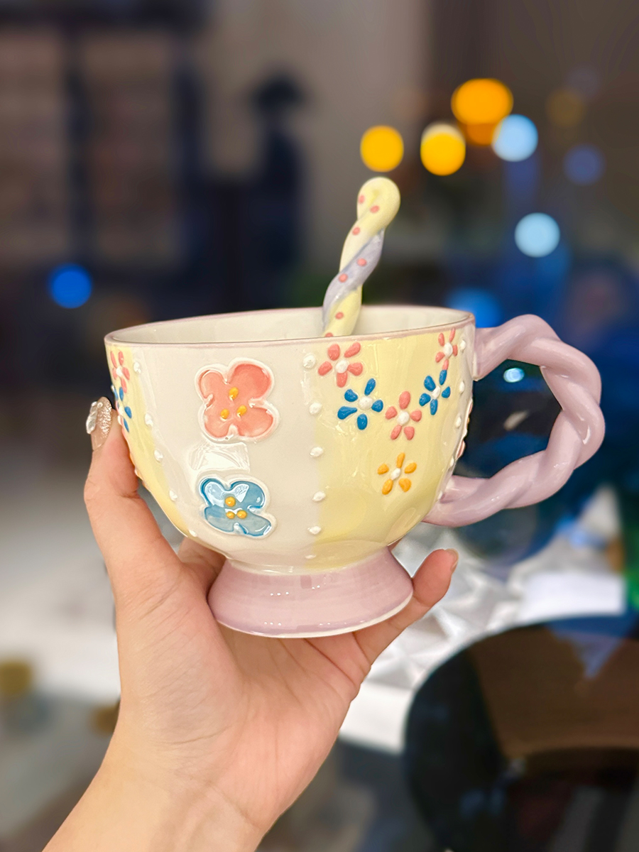 High-Quality Girls' Ceramic Drinking Cup with Underglaze Color and Spoon for Yogurt and Oatmeal Breakfast High-Quality Girls' Ceramic Drinking Cup with Underglaze Color and Spoon for Yogurt and Oatmeal Breakfast
