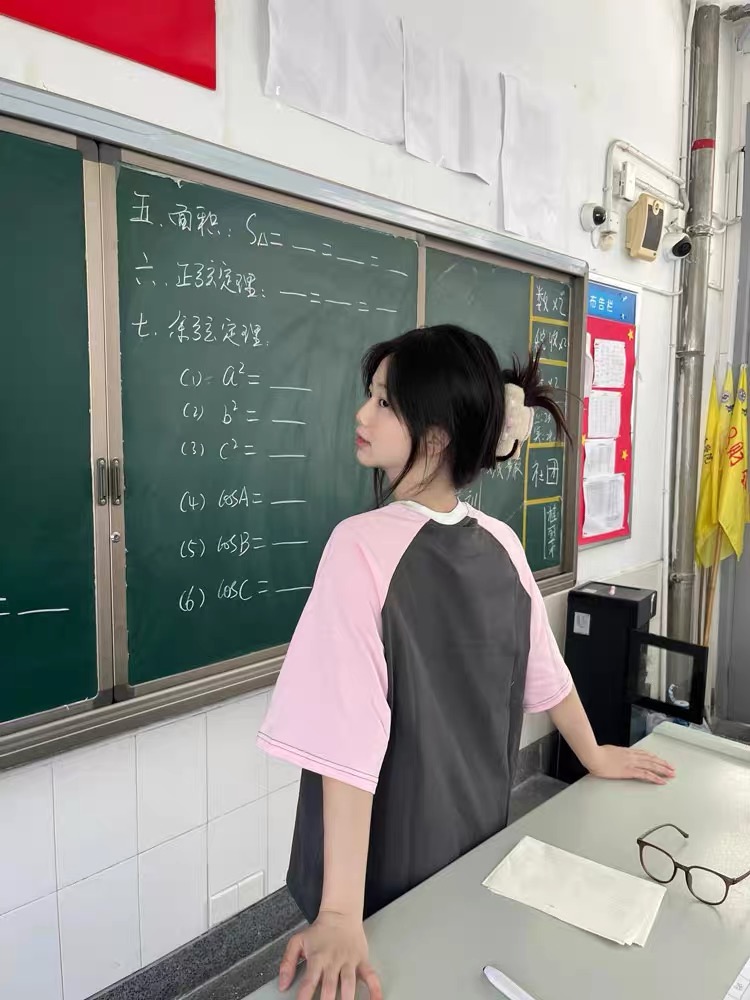 High Street Color-Blocking Short Sleeve T-Shirt for Women - Pink & Dark Gray, Trendy Summer Top for Juniors, Y2K Style High Street Color-Blocking Short Sleeve T-Shirt for Women - Pink & Dark Gray, Trendy Summer Top for Juniors, Y2K Style