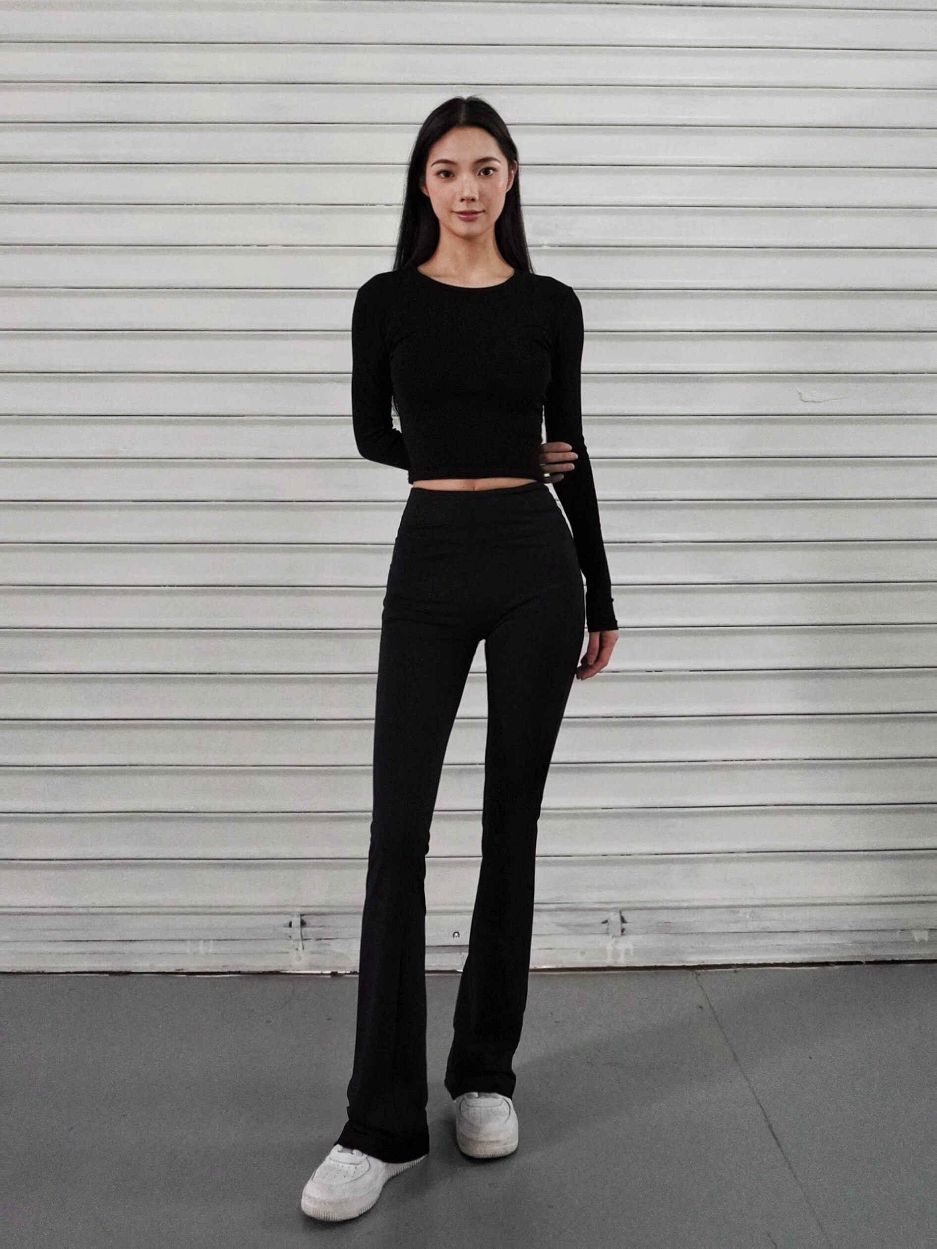 High-Waisted Flared Sports Pants with Elastic Nude Feel, Slimming Yoga Bell-Bottoms for Activewear and Fitness Fashion High-Waisted Flared Sports Pants with Elastic Nude Feel, Slimming Yoga Bell-Bottoms for Activewear and Fitness Fashion