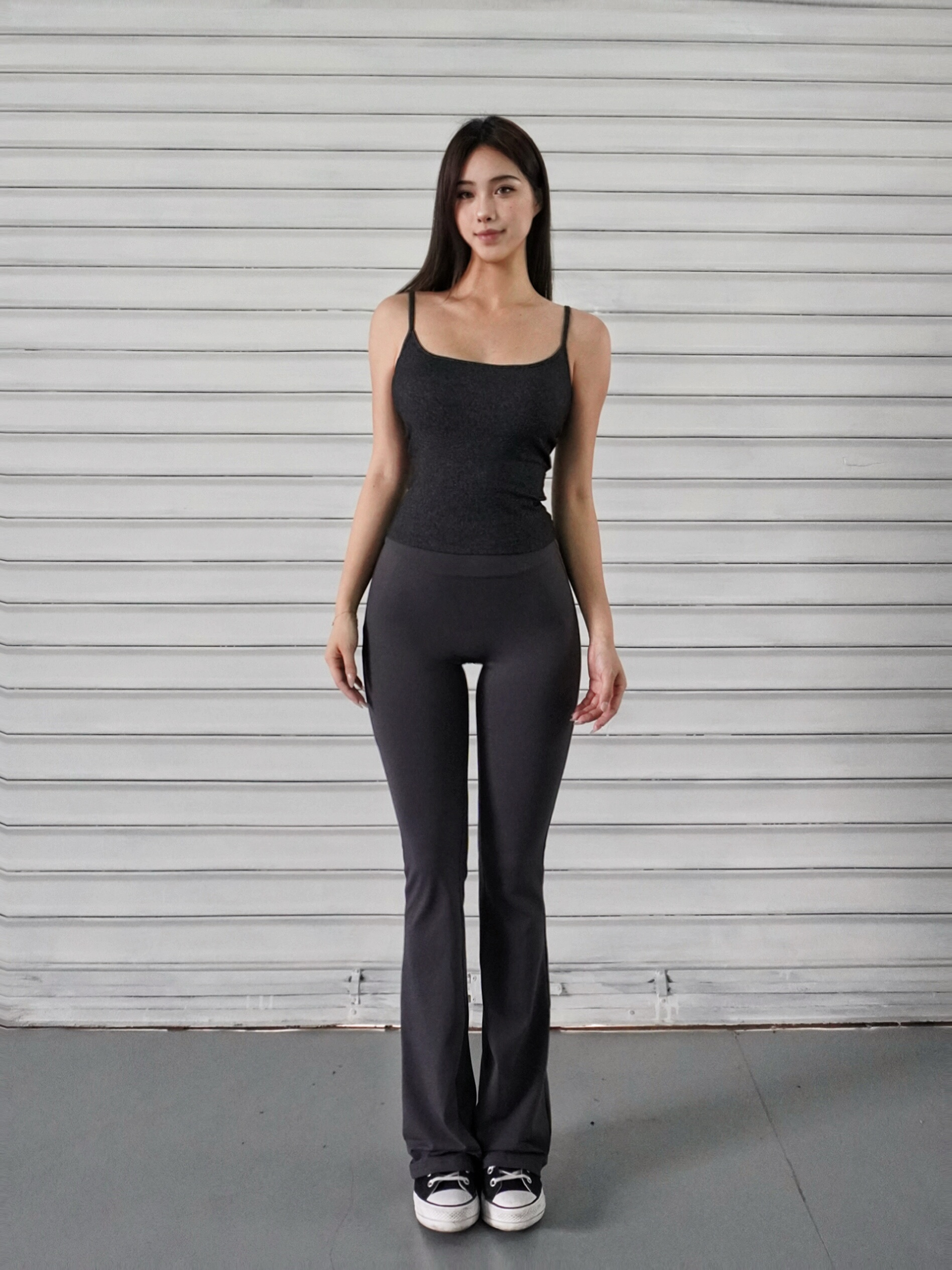 High-Waisted Flared Sports Pants with Elastic Nude Feel, Slimming Yoga Bell-Bottoms for Activewear and Fitness Fashion High-Waisted Flared Sports Pants with Elastic Nude Feel, Slimming Yoga Bell-Bottoms for Activewear and Fitness Fashion