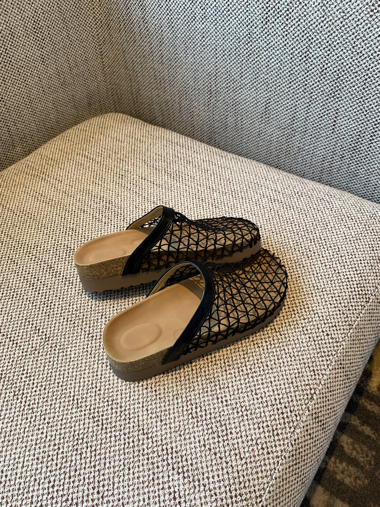 Hollow Thick-Soled Slip-On Sandals for Women - Fishing Net Bag Head, Summer 2025 Outdoor Style Hollow Thick-Soled Slip-On Sandals for Women - Fishing Net Bag Head, Summer 2025 Outdoor Style