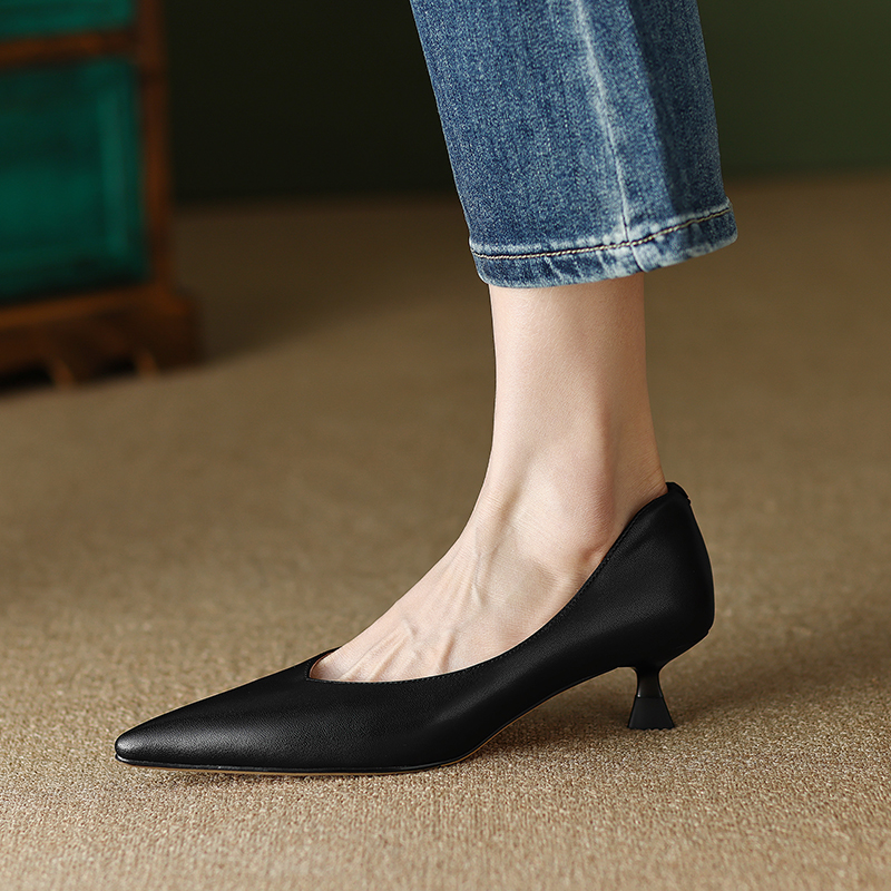 Italian-Style Soft Sole 4.5 cm French Pointed Toe Shallow Mouth Elegant V-Shaped Flats for Comfort and Style Italian-Style Soft Sole 4.5 cm French Pointed Toe Shallow Mouth Elegant V-Shaped Flats for Comfort and Style