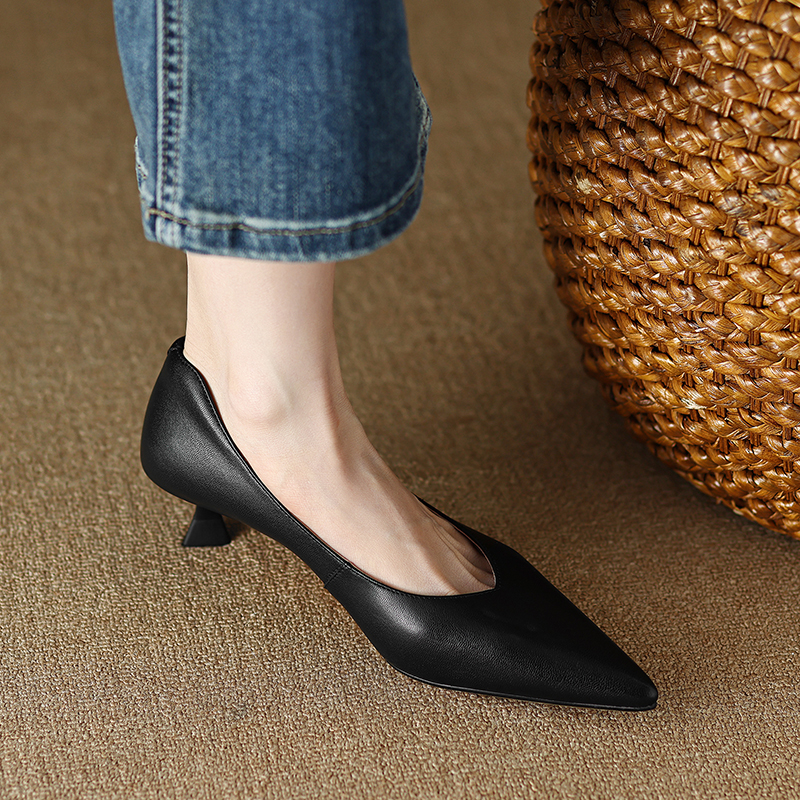 Italian-Style Soft Sole 4.5 cm French Pointed Toe Shallow Mouth Elegant V-Shaped Flats for Comfort and Style Italian-Style Soft Sole 4.5 cm French Pointed Toe Shallow Mouth Elegant V-Shaped Flats for Comfort and Style