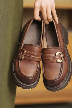 Italian-Style Soft-Soled Shoes with Metal Details – Comfortable Leather Footwear for All-Day Wear