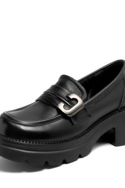Italian-Style Soft-Soled Shoes with Metal Details – Comfortable Leather Footwear for All-Day Wear