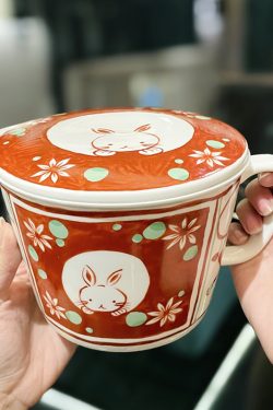 Japanese Hand-Painted Ceramic Noodle Bowl with Cute Cartoon Rabbit Handle and Lid - Perfect for Student Dorms and Home Decor