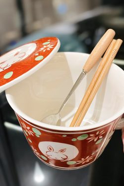 Japanese Hand-Painted Ceramic Noodle Bowl with Cute Cartoon Rabbit Handle and Lid - Perfect for Student Dorms and Home Decor
