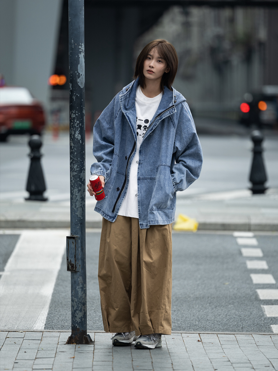 Japanese Retro Workwear Hoodie Jacket for Men - Loose Fit Denim Outerwear for Early Autumn Japanese Retro Workwear Hoodie Jacket for Men - Loose Fit Denim Outerwear for Early Autumn