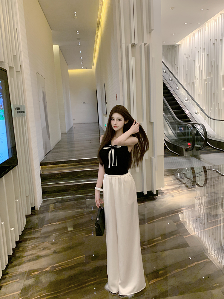 Knitted Neck-Hanging Vest Top with Built-In Chest Pad - Stylish and Comfortable Design for Effortless Layering Knitted Neck-Hanging Vest Top with Built-In Chest Pad - Stylish and Comfortable Design for Effortless Layering