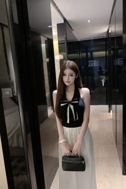 Knitted Neck-Hanging Vest Top with Built-In Chest Pad - Stylish and Comfortable Design for Effortless Layering