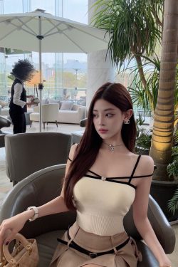 Knitted Slim-Fit Vest - Luna Lona 221 Pure Desire Design, Trendy Layering Piece for Chic Outfits