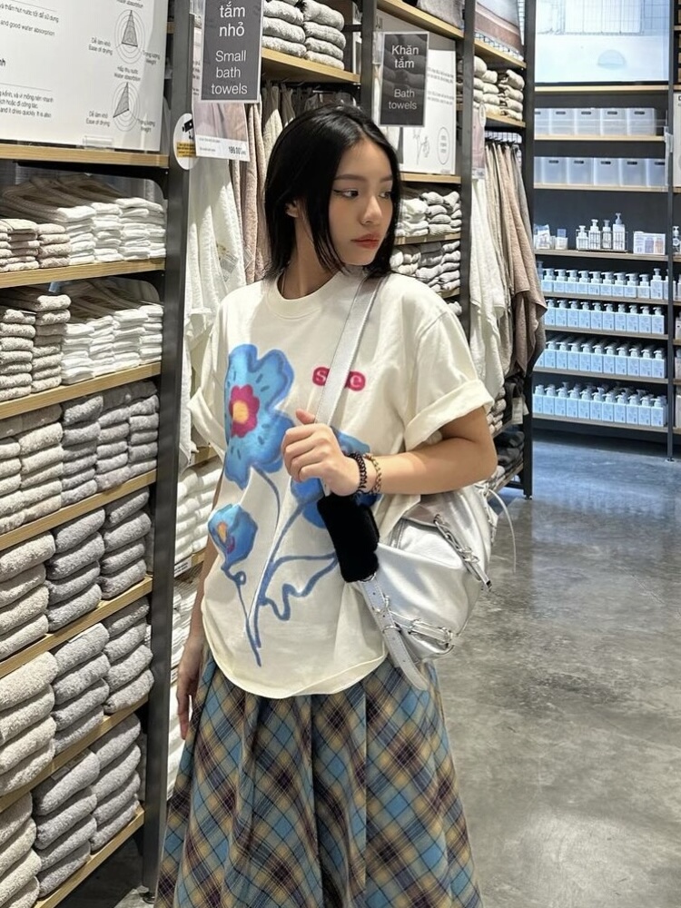 Korean Floral Graffiti Design Loose Fit Heavyweight Cotton Short Sleeve T-Shirt for Women - Casual Versatile Style Korean Floral Graffiti Design Loose Fit Heavyweight Cotton Short Sleeve T-Shirt for Women - Casual Versatile Style