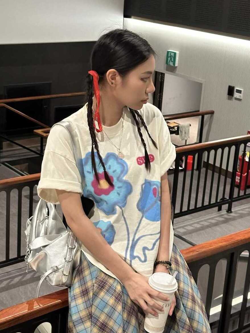 Korean Floral Graffiti Design Loose Fit Heavyweight Cotton Short Sleeve T-Shirt for Women - Casual Versatile Style Korean Floral Graffiti Design Loose Fit Heavyweight Cotton Short Sleeve T-Shirt for Women - Casual Versatile Style