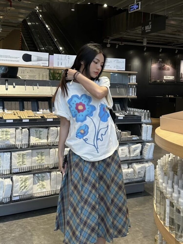 Korean Floral Graffiti Design Loose Fit Heavyweight Cotton Short Sleeve T-Shirt for Women - Casual Versatile Style Korean Floral Graffiti Design Loose Fit Heavyweight Cotton Short Sleeve T-Shirt for Women - Casual Versatile Style