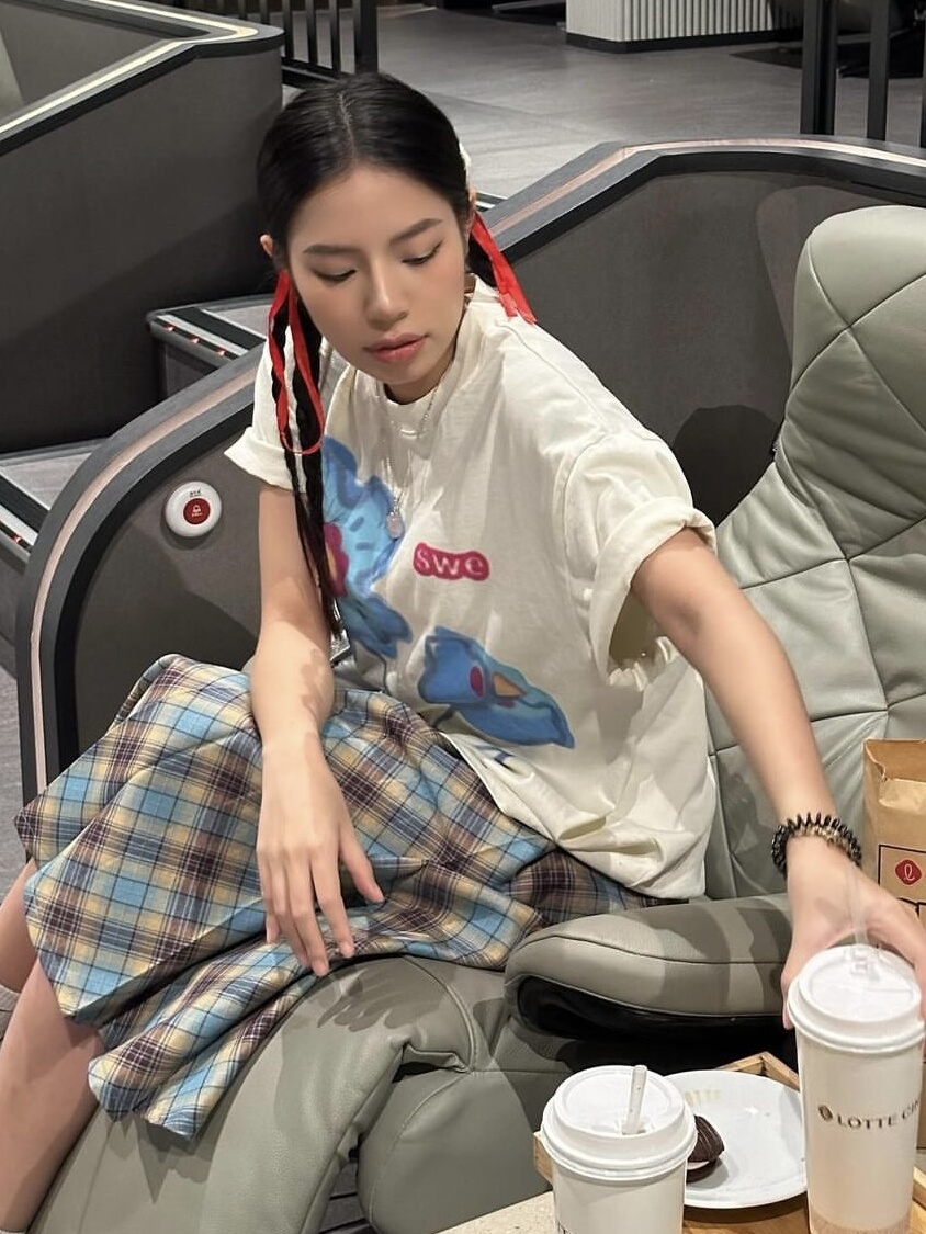 Korean Floral Graffiti Design Loose Fit Heavyweight Cotton Short Sleeve T-Shirt for Women - Casual Versatile Style Korean Floral Graffiti Design Loose Fit Heavyweight Cotton Short Sleeve T-Shirt for Women - Casual Versatile Style