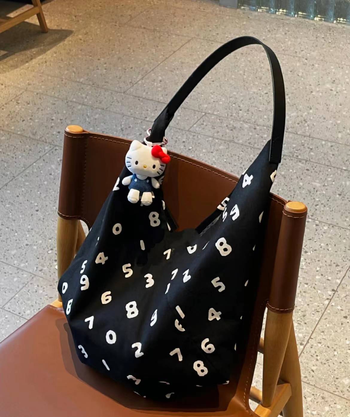 Korean-Style Large Capacity Casual Tote Bag, Versatile Underarm Design, Minimalist Hexagonal Canvas for Digital Commuting Korean-Style Large Capacity Casual Tote Bag, Versatile Underarm Design, Minimalist Hexagonal Canvas for Digital Commuting