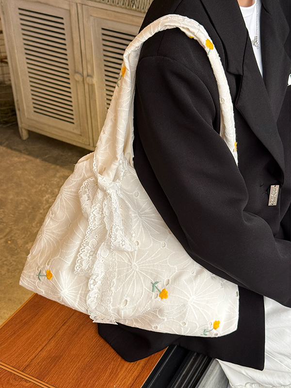 Korean-Style Large-Capacity Daisy Lace Flower Canvas Tote Bag for Women - Chic Commuting Underarm Shoulder Bag Korean-Style Large-Capacity Daisy Lace Flower Canvas Tote Bag for Women - Chic Commuting Underarm Shoulder Bag
