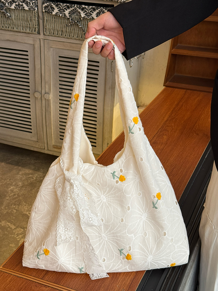 Korean-Style Large-Capacity Daisy Lace Flower Canvas Tote Bag for Women - Chic Commuting Underarm Shoulder Bag Korean-Style Large-Capacity Daisy Lace Flower Canvas Tote Bag for Women - Chic Commuting Underarm Shoulder Bag