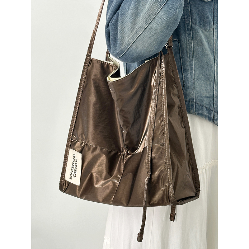 Korean Style Large Capacity Tote Bag - Versatile Shoulder Crossbody Bag for Commuting and Daily Use Korean Style Large Capacity Tote Bag - Versatile Shoulder Crossbody Bag for Commuting and Daily Use