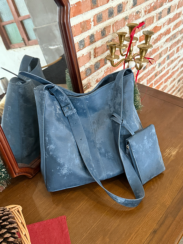 Korean-Style Large-Capacity Tote Bag 2025 - High-End Commuting Crossbody, Versatile Mother-and-Child Bag for Everyday Use Korean-Style Large-Capacity Tote Bag 2025 - High-End Commuting Crossbody, Versatile Mother-and-Child Bag for Everyday Use