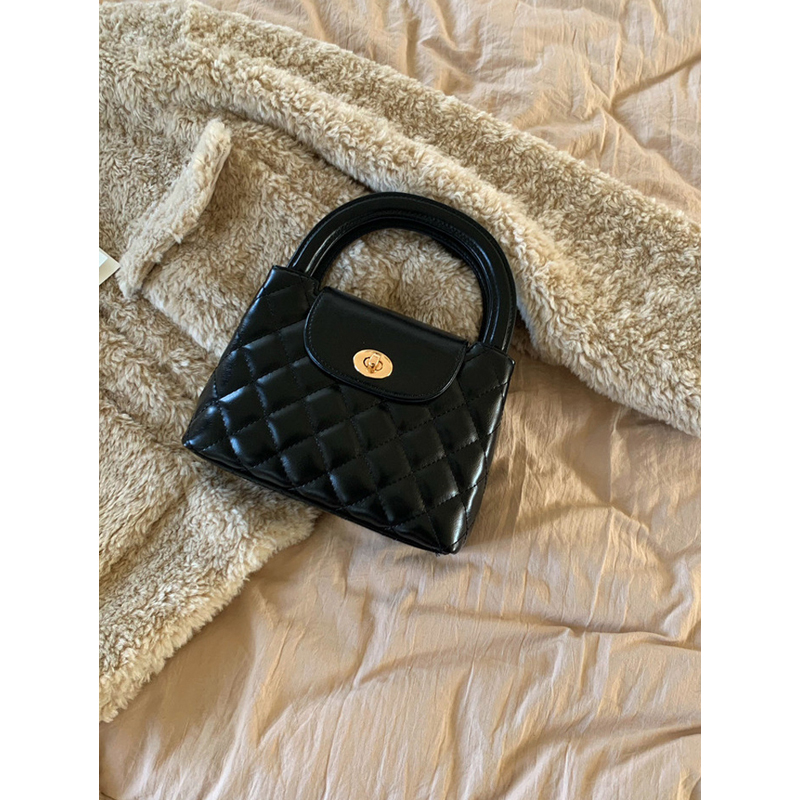 Korean-Style Minimalist Diamond-Patterned Small Crossbody Bag with Chain Handle - Trendy Fashionable Handheld Purse for 2024 Korean-Style Minimalist Diamond-Patterned Small Crossbody Bag with Chain Handle - Trendy Fashionable Handheld Purse for 2024