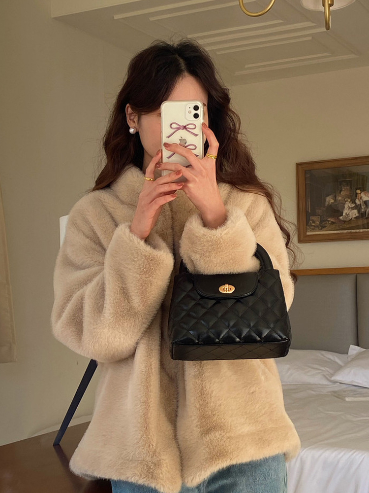 Korean-Style Minimalist Diamond-Patterned Small Crossbody Bag with Chain Handle - Trendy Fashionable Handheld Purse for 2024 Korean-Style Minimalist Diamond-Patterned Small Crossbody Bag with Chain Handle - Trendy Fashionable Handheld Purse for 2024