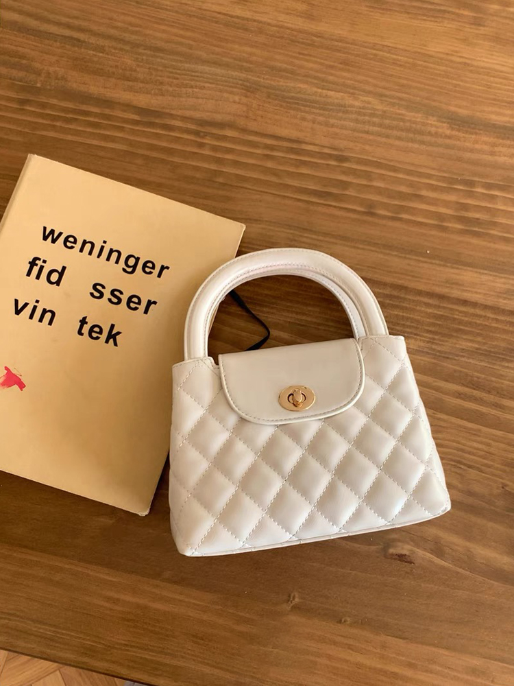 Korean-Style Minimalist Diamond-Patterned Small Crossbody Bag with Chain Handle - Trendy Fashionable Handheld Purse for 2024 Korean-Style Minimalist Diamond-Patterned Small Crossbody Bag with Chain Handle - Trendy Fashionable Handheld Purse for 2024