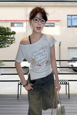 Korean Style Off-Shoulder Short Sleeve Summer Graffiti Print Split Hem Slim Fit Sexy T-Shirt - Trendy Women's Top