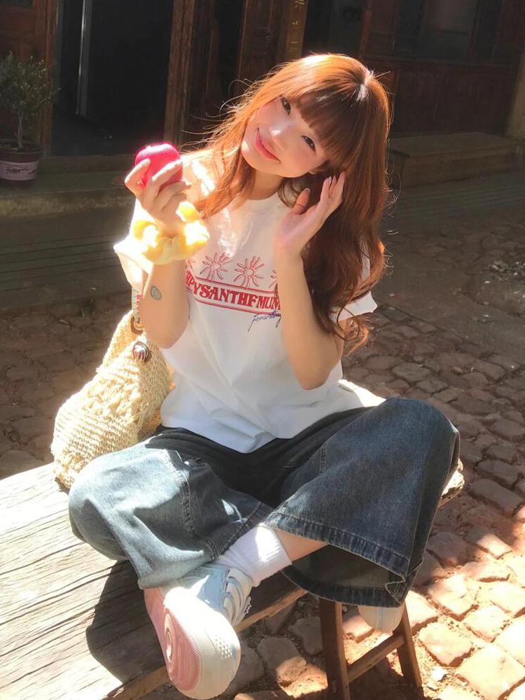 Korean-Style Retro Heavyweight T-Shirt for Women, Summer Sunflower Print, White Round Neck Short Sleeve, Loose Fit Top Korean-Style Retro Heavyweight T-Shirt for Women, Summer Sunflower Print, White Round Neck Short Sleeve, Loose Fit Top